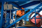 Using the lifting tower to support the weight of the module when raising its leg