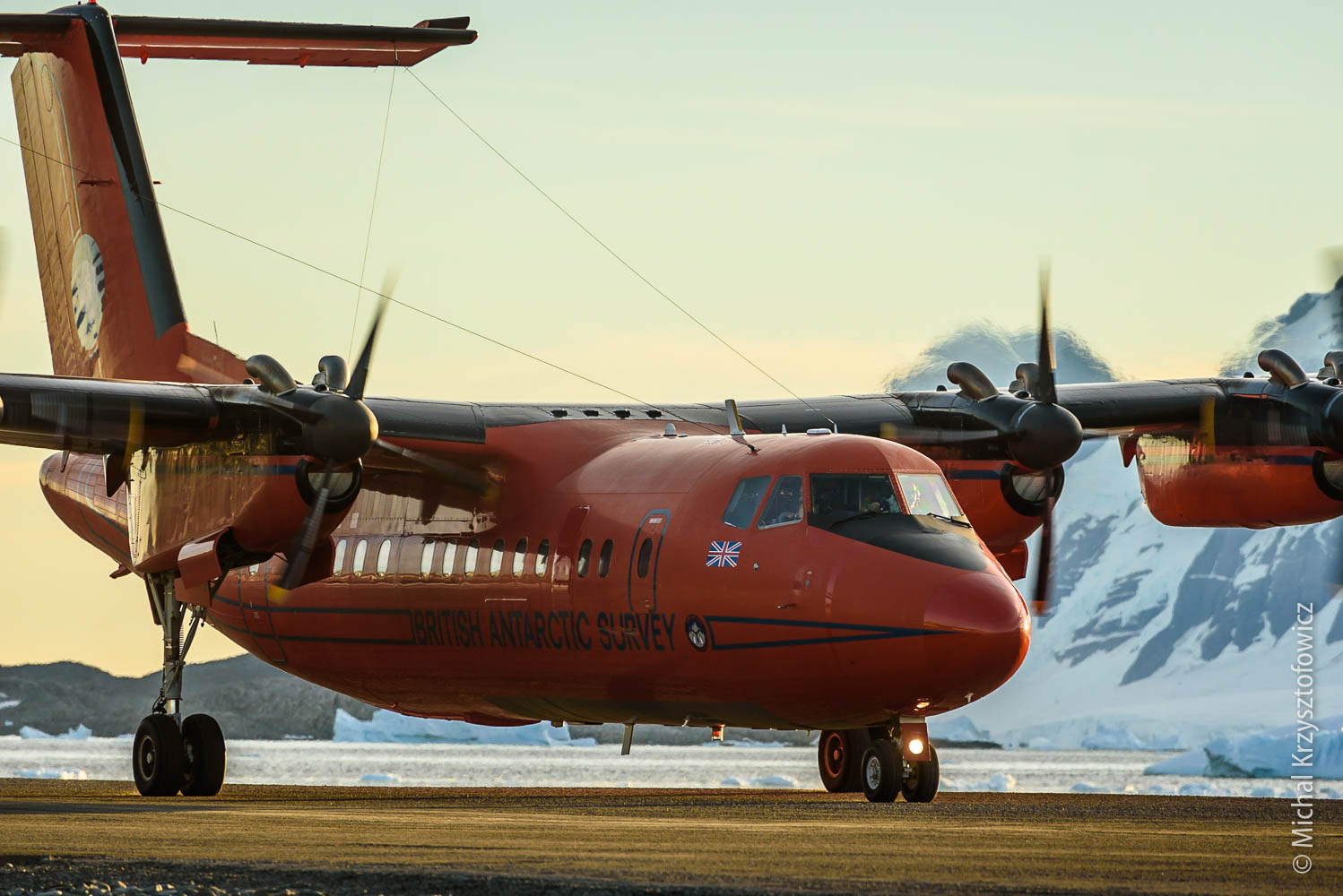 Dash 7 taxiing in Rothera